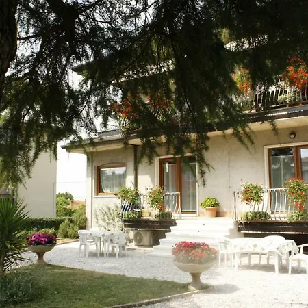 Vanda Luxury House Near Gardaland And Garda דירה